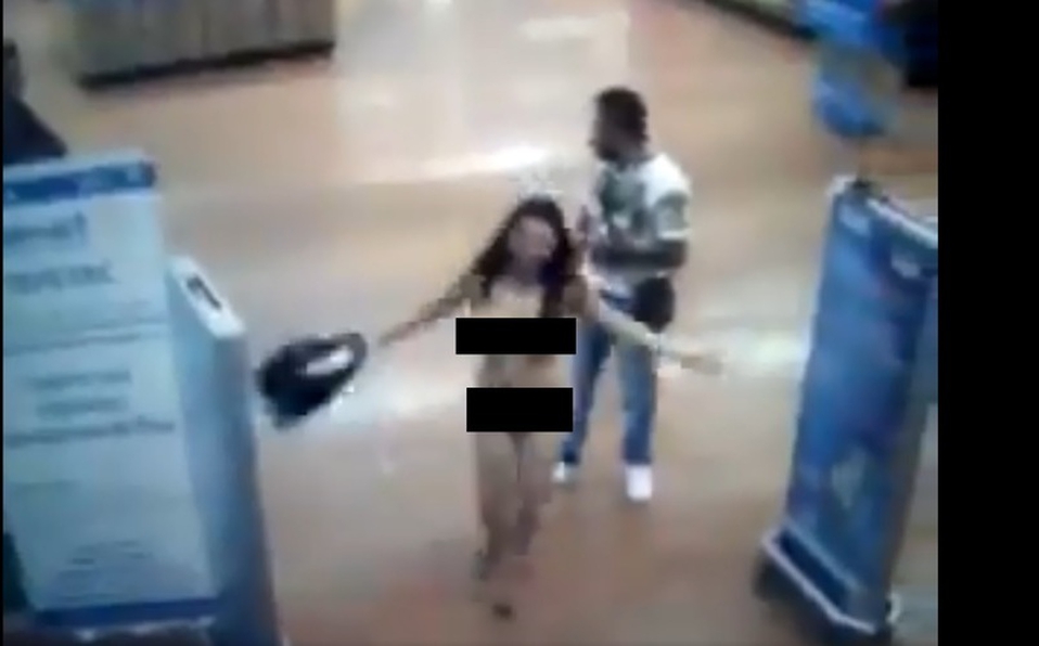 VIDEO) Mujer se quita la ropa para demostrar que no robó nada en un almacén  - Infórmate y más