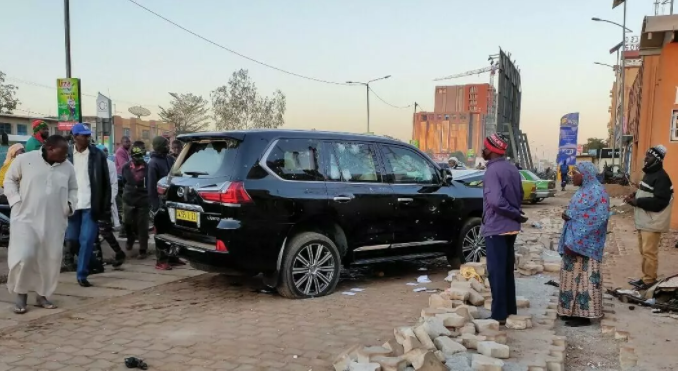 Vehículo del Presidente de Burkina, luego de ser detenido por los militares. 