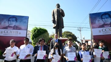 Cuauhtémoc Blanco dando la medalla Benito Juárez