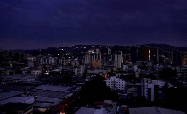 Apagón masivo deja sin luz a la mitad del país