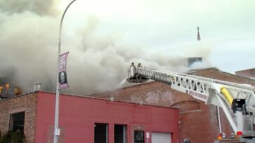 Incendio en edificio deja a un bombero sin v1d*