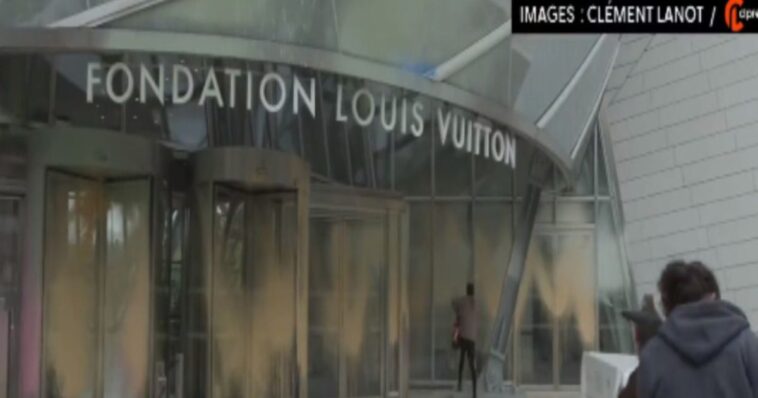 (VIDEO): Activistas lanzan pintura a la Fundación Louis Vuitton