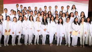 Concluyen 63 estudiantes su formación como médicos internos