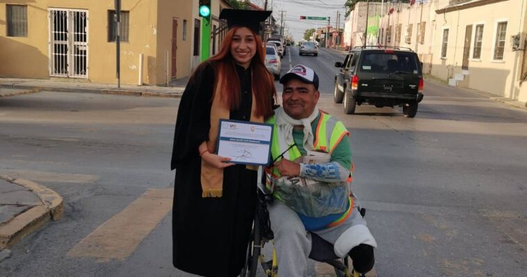 Papá vende periodicos para pagar la carrera de su hija