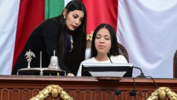 Joven lee mal el apellido Vega durante el Encuentro Legislativo Universitario