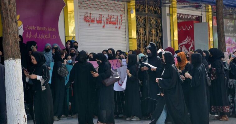 (VIDEO)Mujeres afganas protestan por cierre de estéticas