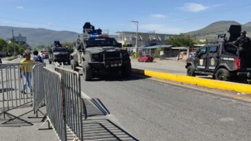 Elementos policiacos cierran carretera de Chilpancingo-Petaquillas