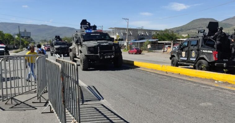 Elementos policiacos cierran carretera de Chilpancingo-Petaquillas