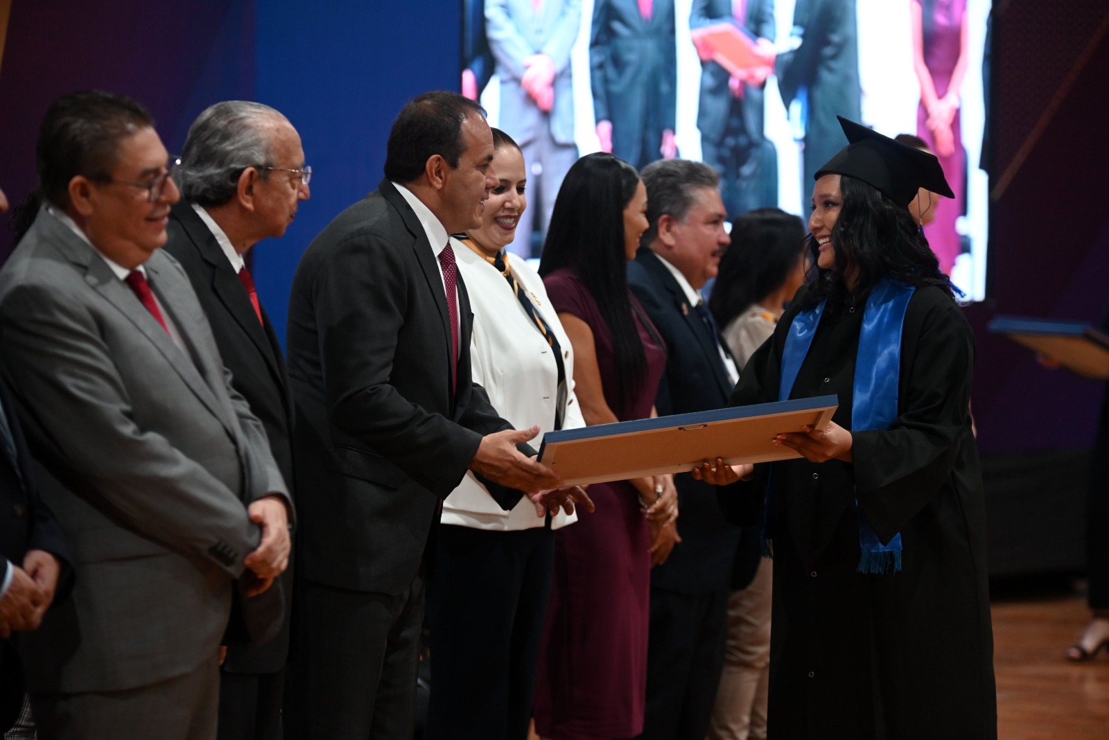 Gobernador de Morelos encabeza ceremonia de graduación de Bachilleres Plantel 01