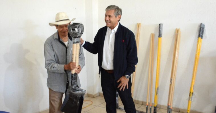 Alcalde de Cuernavaca hace entrega de herramientas en Chamilpa y Ahuatepec