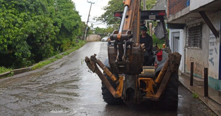 Continúa la rehabilitación de pavimentación en la Av. Camino Antiguo a Ahuatepec