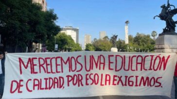 Estudiantes protestan contra los nuevos libros de texto