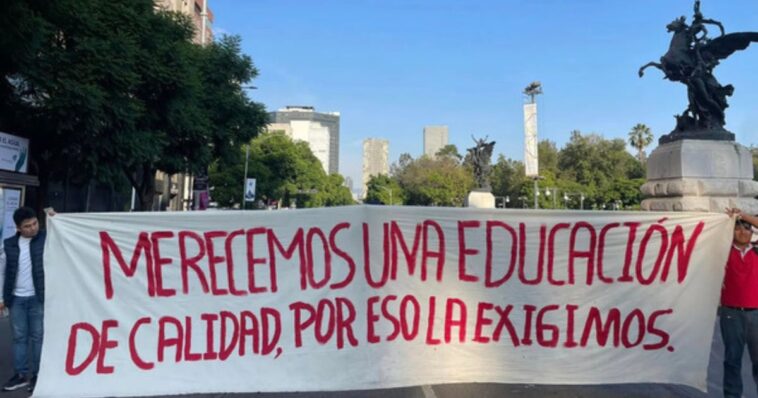 Estudiantes protestan contra los nuevos libros de texto