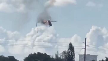 Helicóptero de bomberos choca contra departamento en florida