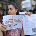 Padres protestan contra libros de texto en Palacio de Gobierno