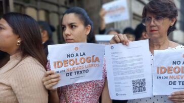 Padres protestan contra libros de texto en Palacio de Gobierno