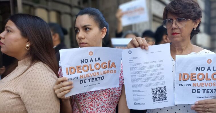 Padres protestan contra libros de texto en Palacio de Gobierno