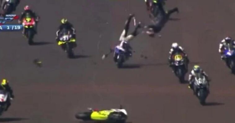 (VIDEO): Fallecen dos pilotos en la carrera Moto GP de Brasil