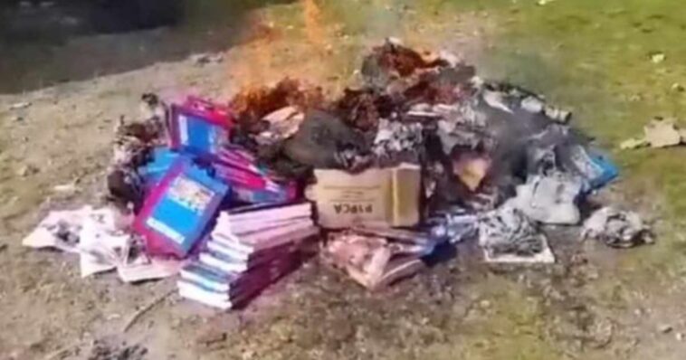 (VIDEO): Queman libros de texto durante protesta en Chiapas