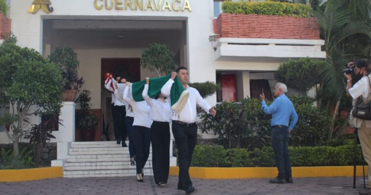 Alcalde de Cuernavaca encabeza ceremonia de izamiento y honores a la bandera