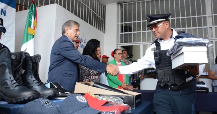 Alcalde de Cuernavaca hace entrega de uniformes y equipos a Policías y Bomberos