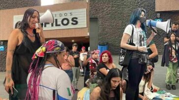 Miembros de la comunidad LGBTIIIQ+ se manifiestan en la Cineteca Nacional