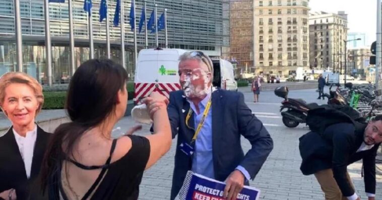 (VIDEO): Director de la empresa Ryanair es recibido con pastelazos en Bruselas