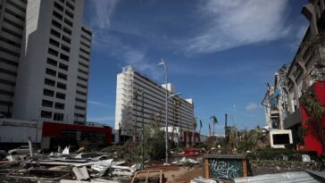 Evacuan turistas extranjeros de Acapulco