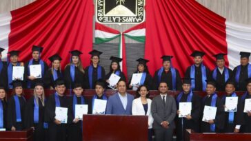 Entrega Congreso reconocimientos a graduados en pedagogía