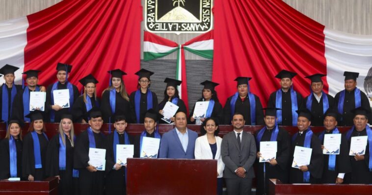 Entrega Congreso reconocimientos a graduados en pedagogía