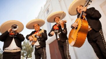 Mariachis tocan Cielito Lindo para poder calmar a las personas tras huracán