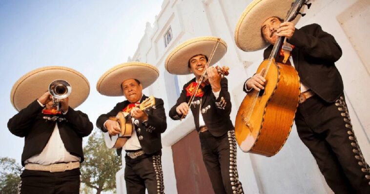 Mariachis tocan Cielito Lindo para poder calmar a las personas tras huracán