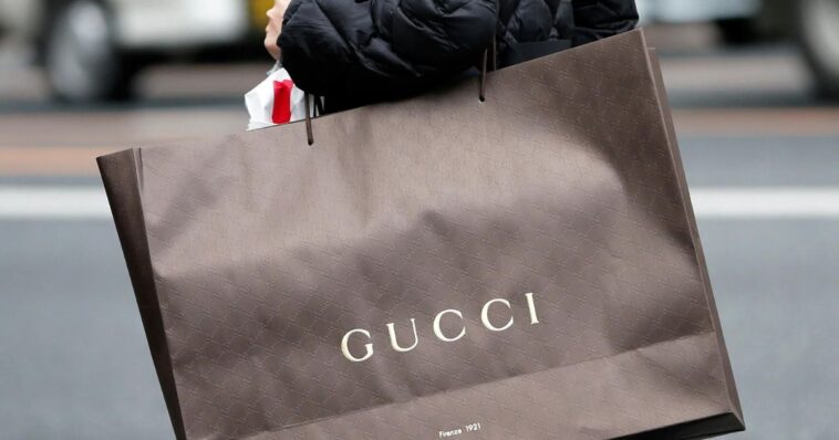 (VIDEO): Paga compra Gucci con tarjeta de Coppel