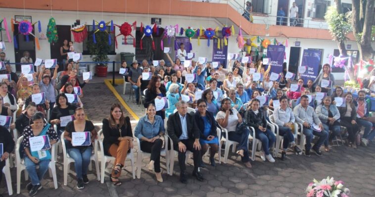 Alcalde de Cuernavaca reconoce a participantes del programa Jefas de Familia