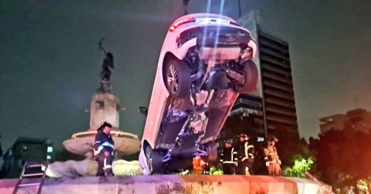 (VIDEO): Camioneta queda arriba de la fuente de la Diana Cazadora en Reforma