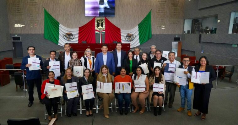 Entregan reconocimientos a participantes en cursos impartidos por el Senado de la República