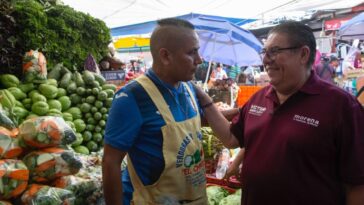 Víctor Mercado y comerciantes comparten ideas para la mejora del mercado ALM