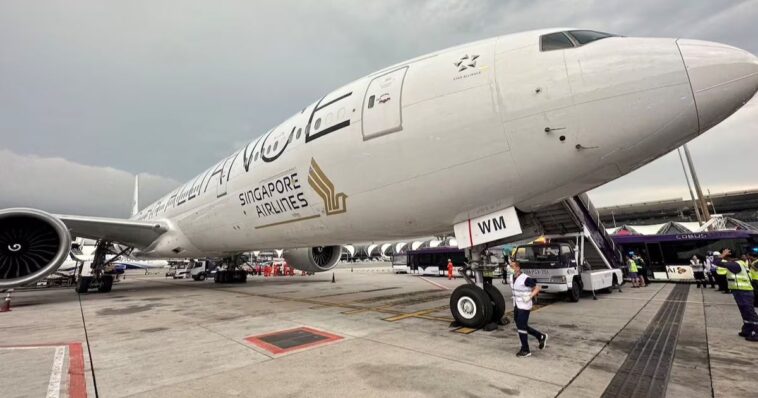 Hombre fallece tras turbulencias en avión de Singapur