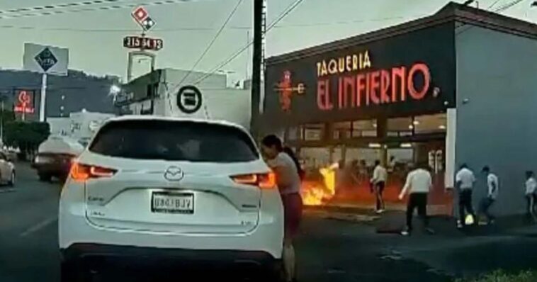 Tragafuegos agrede con fuego a mariachis