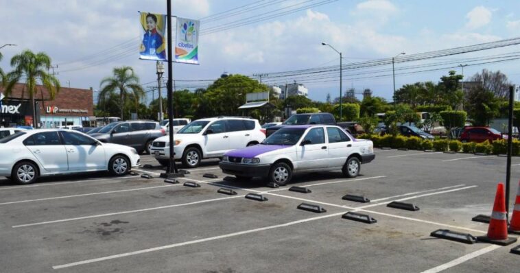 Alertan sobre cobro indebido en estacionamientos públicos en Morelos