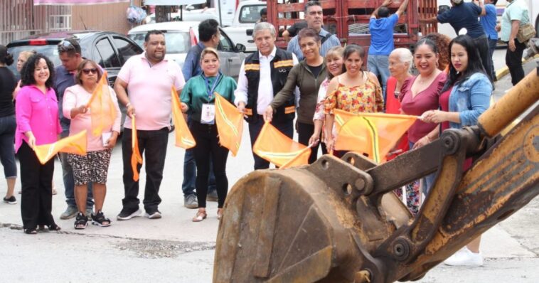 Arrancan reconstrucción en la calle vía del ferrocarril