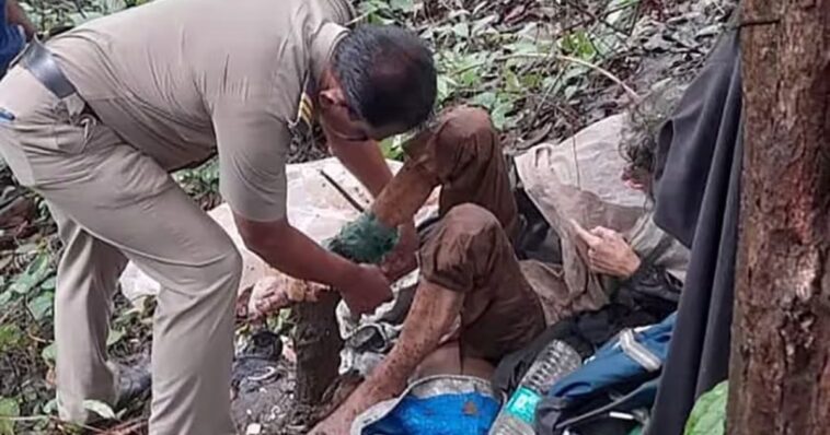 mujer amarrada a un árbol