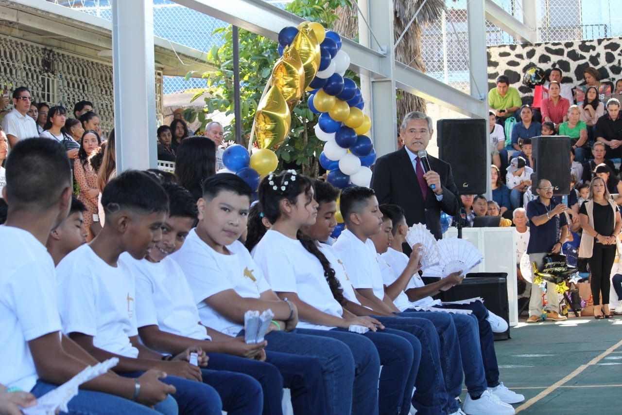 El presidente municipal de Cuernavaca, José Luis Urióstegui Salgado, este lunes apadrinó la generación 2018-2024 de la escuela primaria federal “Emiliano Zapata” en la colonia Lázaro Cárdenas.