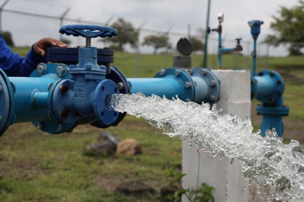 Gobernador de Morelos cumple compromiso al llevar agua a miles de hogares 