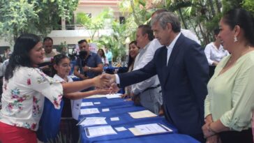 Alcalde de Cuernavaca entrega apoyos y uniformes a sindicalizados