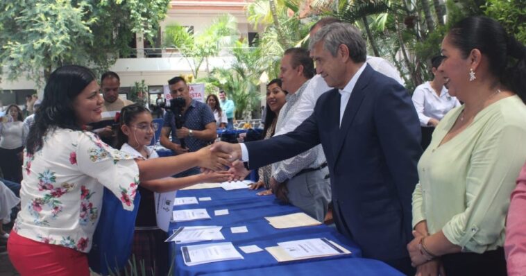 Alcalde de Cuernavaca entrega apoyos y uniformes a sindicalizados