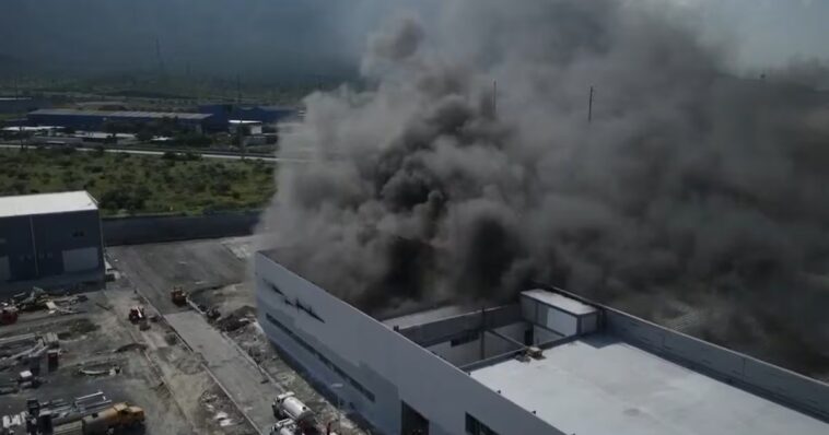 Así fue el incendio en fábrica de Santa Catarina