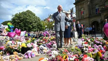 Recibe Rey de Inglaterra a familias de las víctimas de Southport