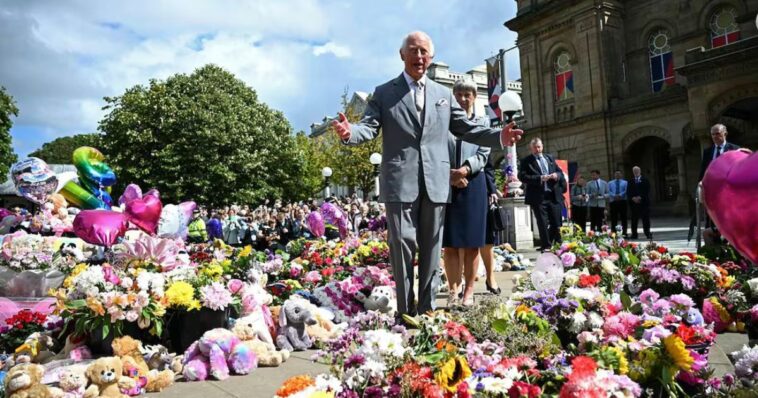 Recibe Rey de Inglaterra a familias de las víctimas de Southport