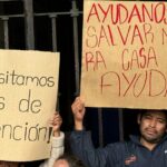 El Ayuntamiento de Jiutepec no genera las condiciones de un refugio temporal, para albergar a las 40 familias que se encuentran en peligro en la colina Jardín Juárez, así lo señalaron los vecinos. Habitantes afectados de la colonia de Jardín Juárez del municipio de Jiutepec, se manifiestan esta mañana en las puertas del Palacio de Gobierno en Cuernavaca, para exigir una solución de vivienda, tras el derrumbe del pasado 31 de agosto donde fallecieron tres niñas La señora Sofía Reyes Ayala, una de las vecinas afectadas indicó que, alrededor de 40 familias se encuentran en peligro de sufrir un derrumbe en sus patrimonios, por el desgajamiento total del cerro, a causa de las precipitaciones pluviales. Por lo que, solicitan apoyo del gobierno estatal, para gestionar la construcción de muros de contención y canaletas en dicho cerro, con la finalidad de mitigar el riesgo. Hasta el momento sólo han sido desalojados 8 familias, sin embargo, el refugio que proporcionó el Ayuntamiento de Jiutepec no cuenta con la capacidad adecuada para albergar a todas las familias que se encuentran en peligro.